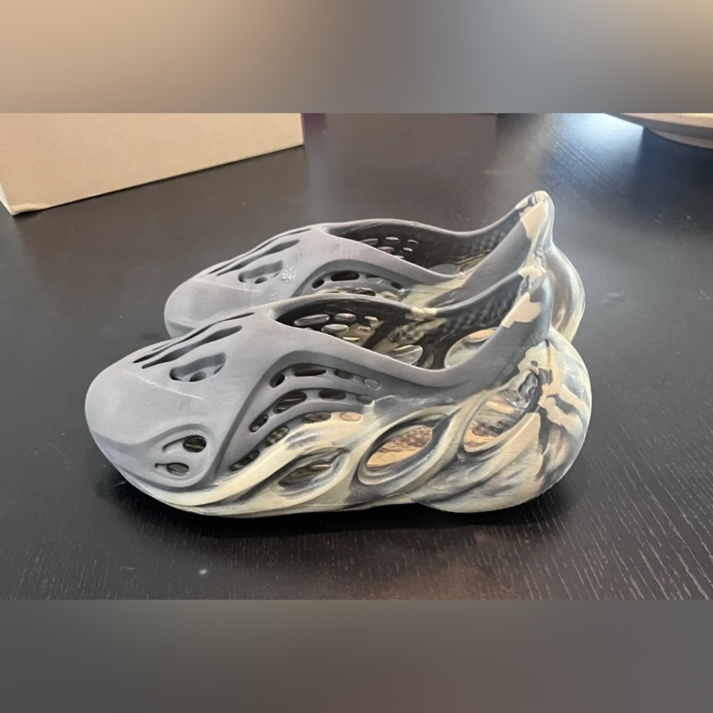 Yeezy foam runners size 7.